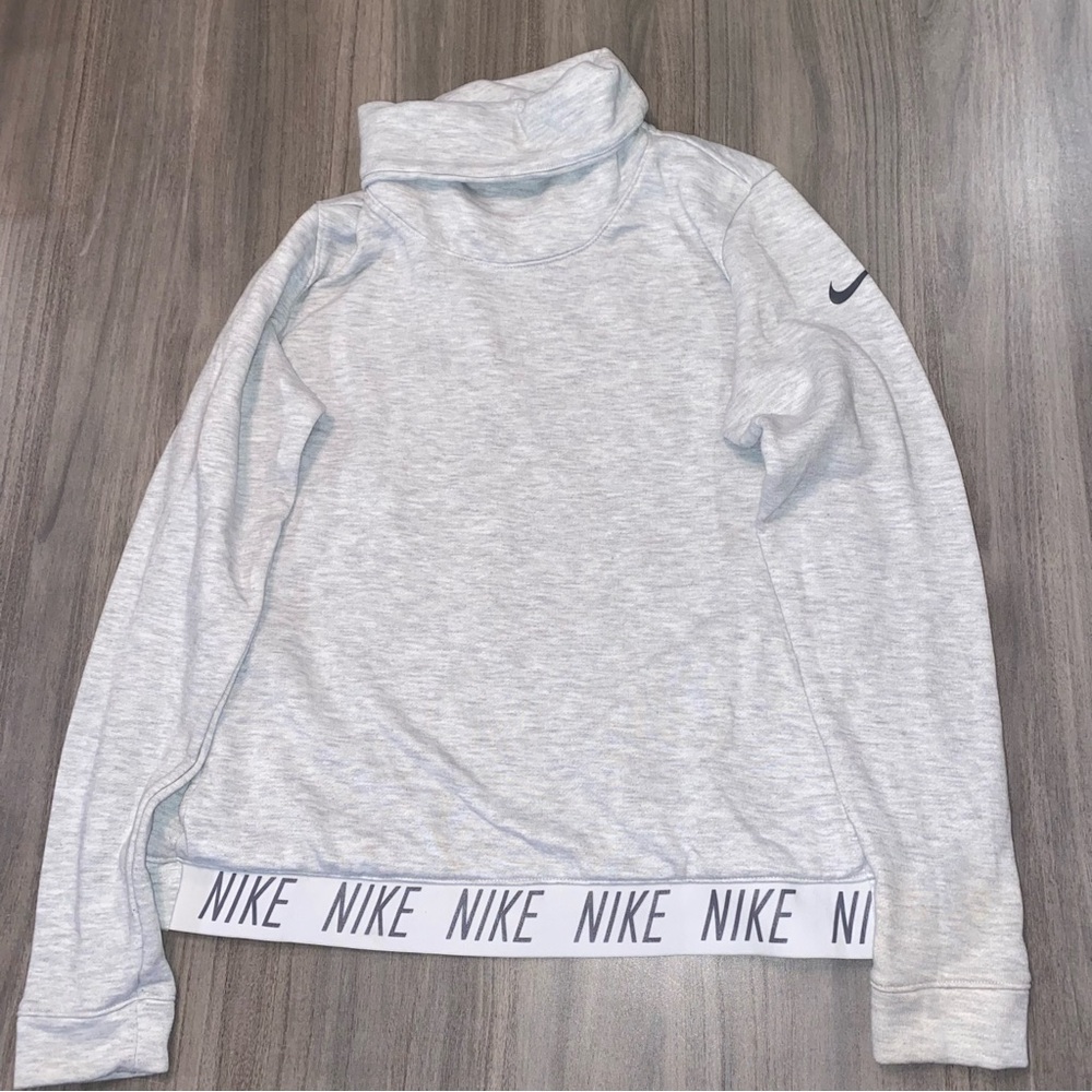 Nike Women's Light Gray High-Neck Sweatshirt with Pockets